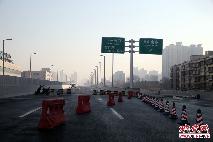嵩山南路出口，由西向東至嵩山南路出口向東暫未開通。