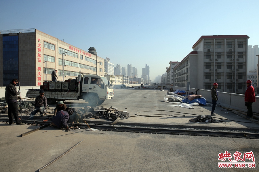 由西向東方向，嵩山南路出口以東，仍在緊張施工中。