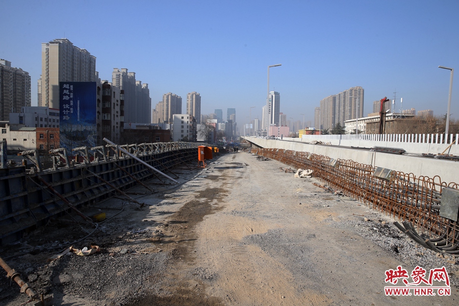 由西向東方向，嵩山南路出口以東，仍在緊張施工中。