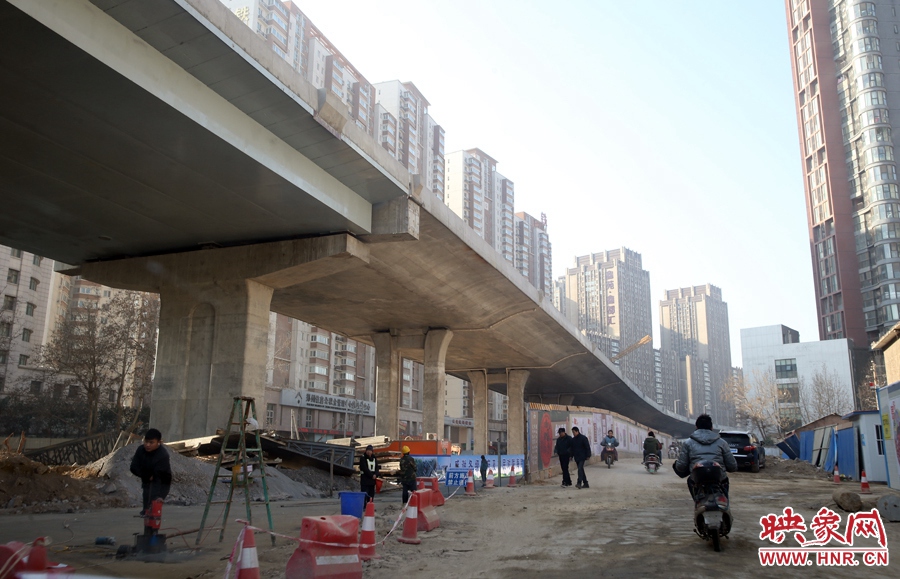 由西向東方向，嵩山南路出口以東，仍在緊張施工中。