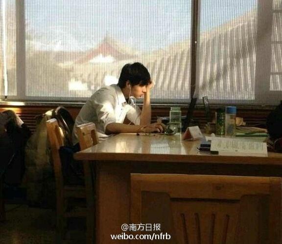 北大圖書(shū)館男神走紅 網(wǎng)友直呼“求交往”