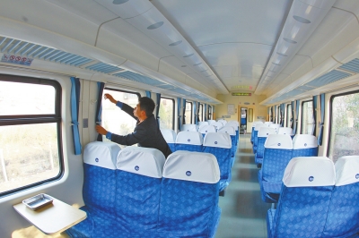 硬座車廂 藍(lán)色座套，清清爽爽。