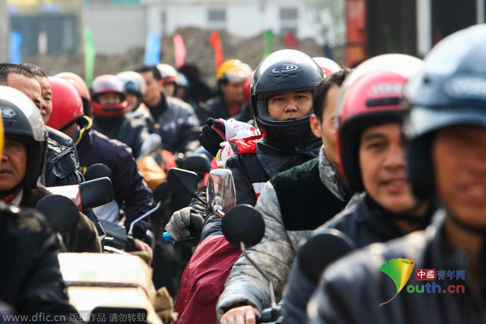 2015年2月10日，廣東佛山，順德龍山加油站為返鄉(xiāng)摩托車免費加油。