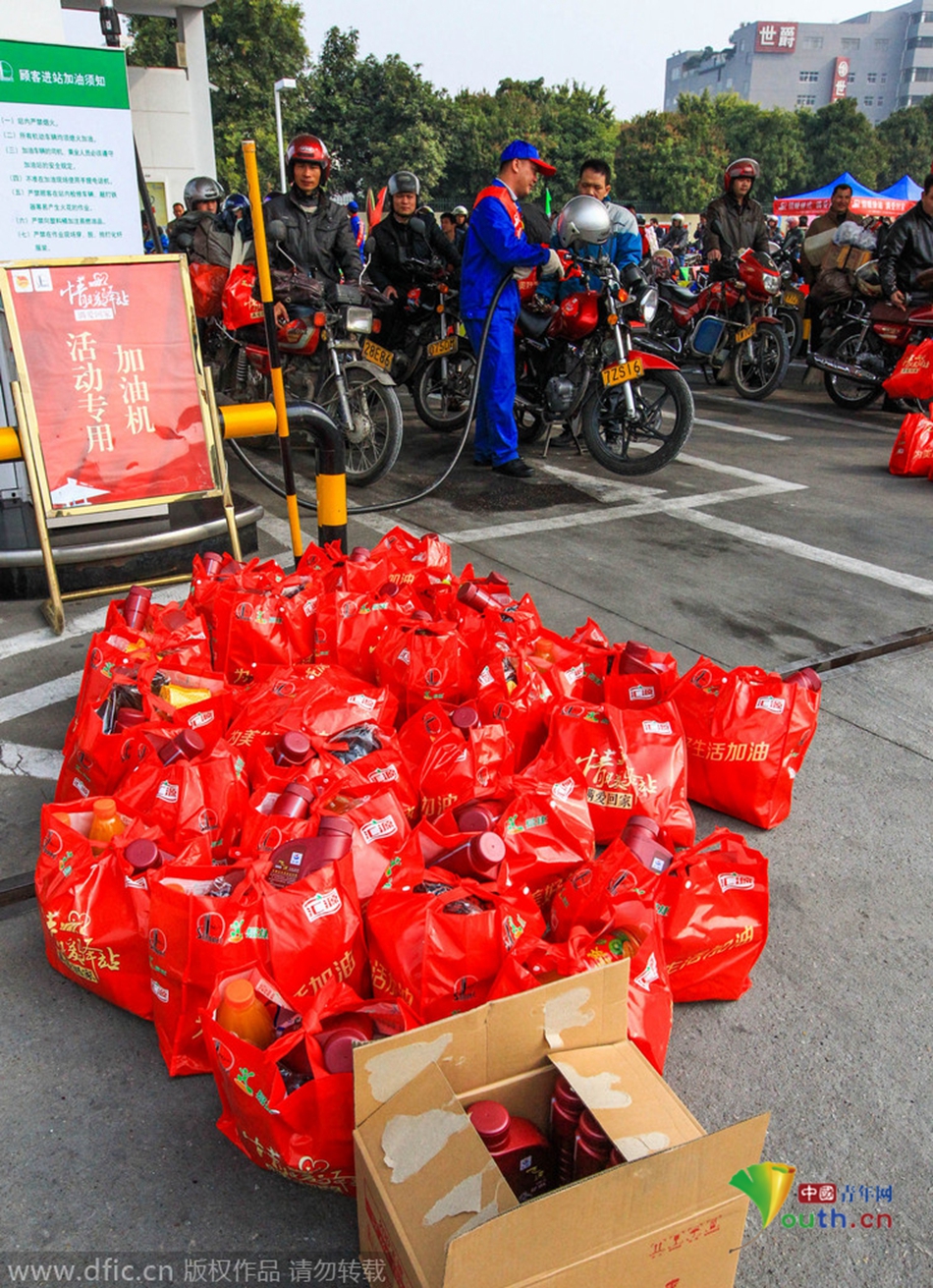 2015年2月10日，廣東佛山，順德龍山加油站為返鄉(xiāng)摩托車免費加油。