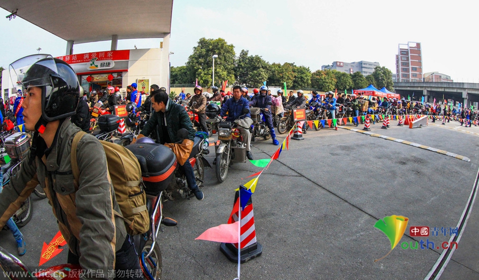 2015年2月10日，廣東佛山，順德龍山加油站為返鄉(xiāng)摩托車免費加油。