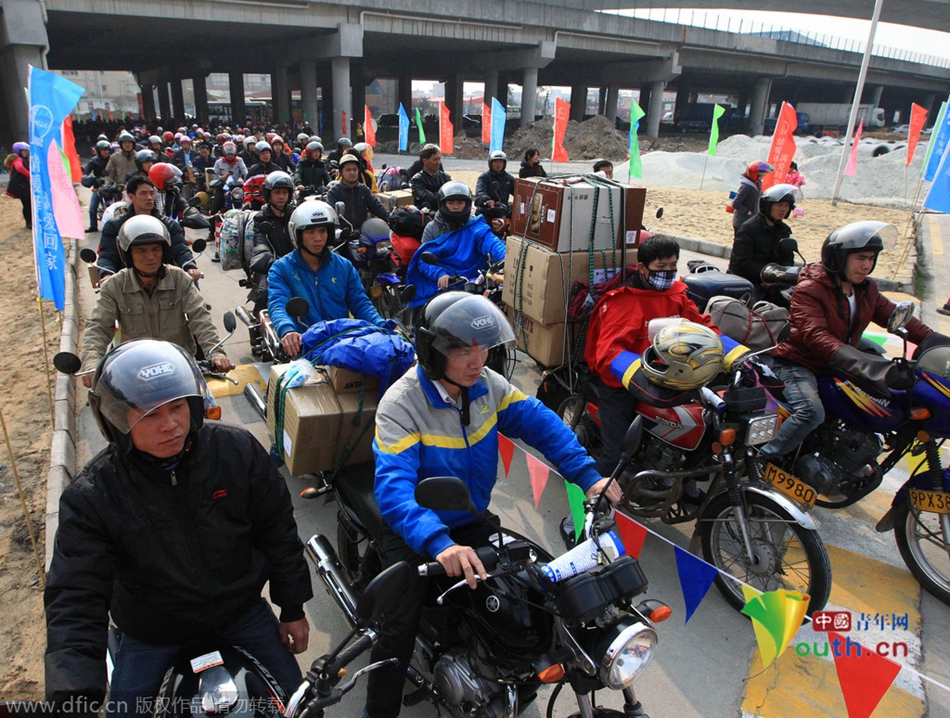 2015年2月10日，廣東佛山，順德龍山加油站為返鄉(xiāng)摩托車免費加油。