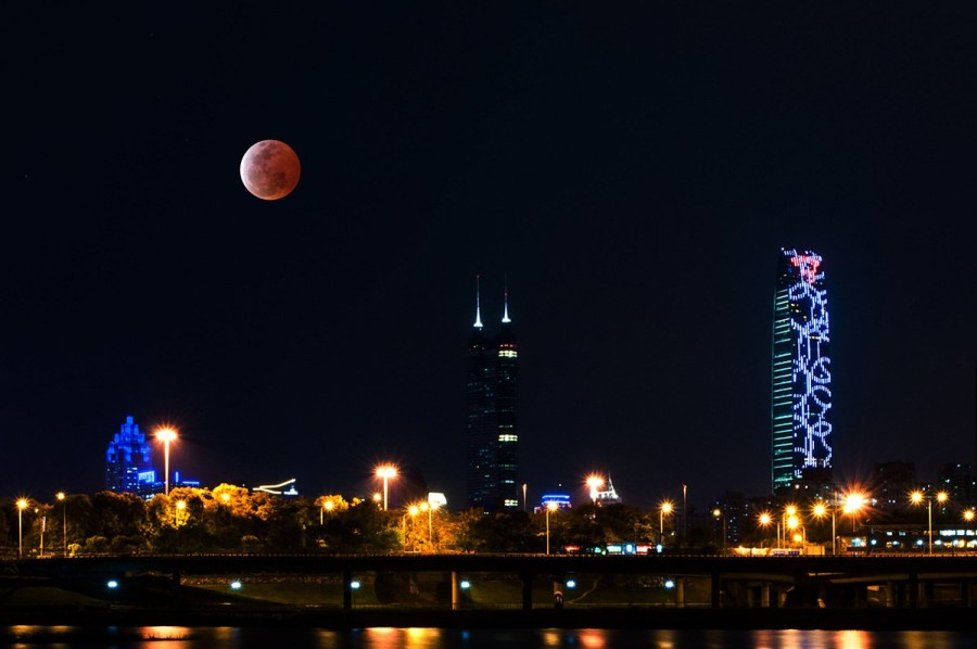 4月4日，深圳，月全食，一輪紅月亮現(xiàn)身夜空。（合成）鄧飛/CFP