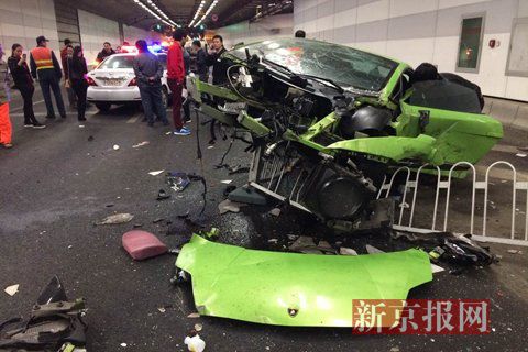 一輛蘭博基尼與一輛法拉利發(fā)生事故，現(xiàn)場(chǎng)狀況慘烈