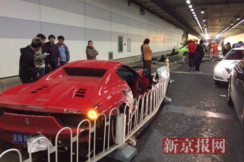 一輛蘭博基尼與一輛法拉利發(fā)生事故，現(xiàn)場(chǎng)狀況慘烈