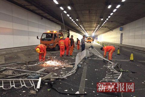 一輛蘭博基尼與一輛法拉利發(fā)生事故，現(xiàn)場(chǎng)狀況慘烈