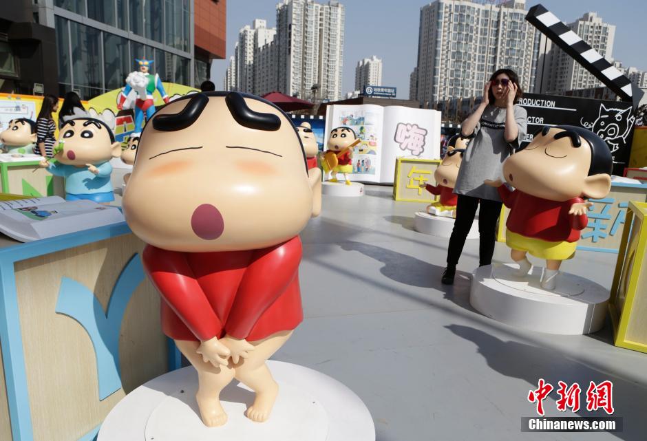4月22日，游客參觀蠟筆小新特展?！跋灩P小新25周年紀(jì)念特展”日前在北京開展