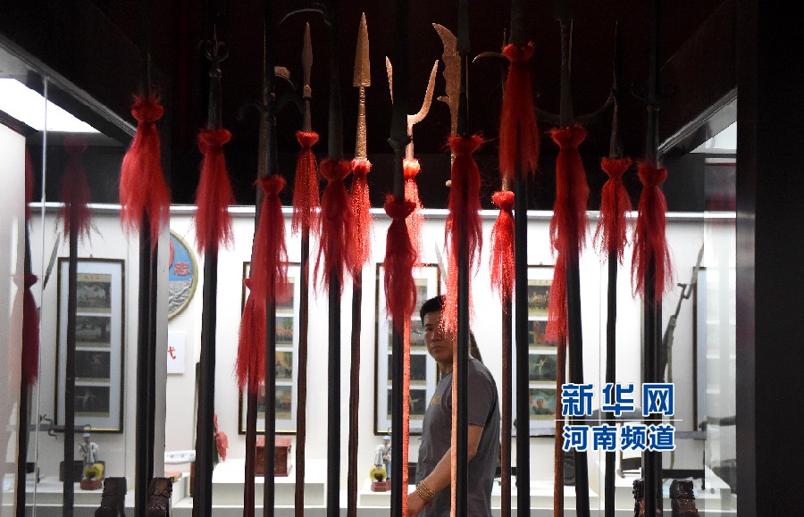 4月26日，參觀者在兵器展覽館內(nèi)參觀。