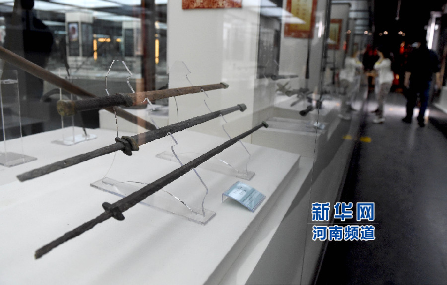 4月26日，參觀者在兵器展覽館內(nèi)參觀。