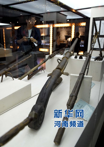 4月26日，參觀者在兵器展覽館內(nèi)參觀。