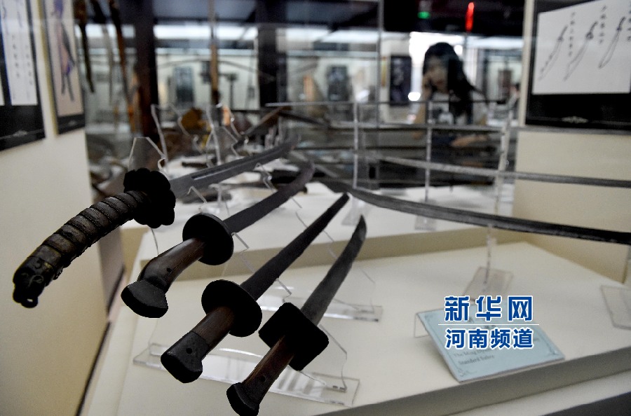 4月26日，參觀者在兵器展覽館內(nèi)參觀。
