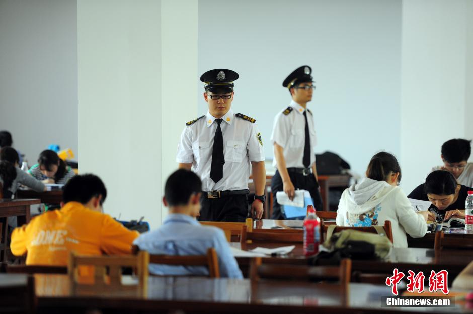 5月8日，武漢輕工大學(xué)圖書館保安黃凱、萬文杰在圖書館巡查。中新社發(fā) 張暢 攝