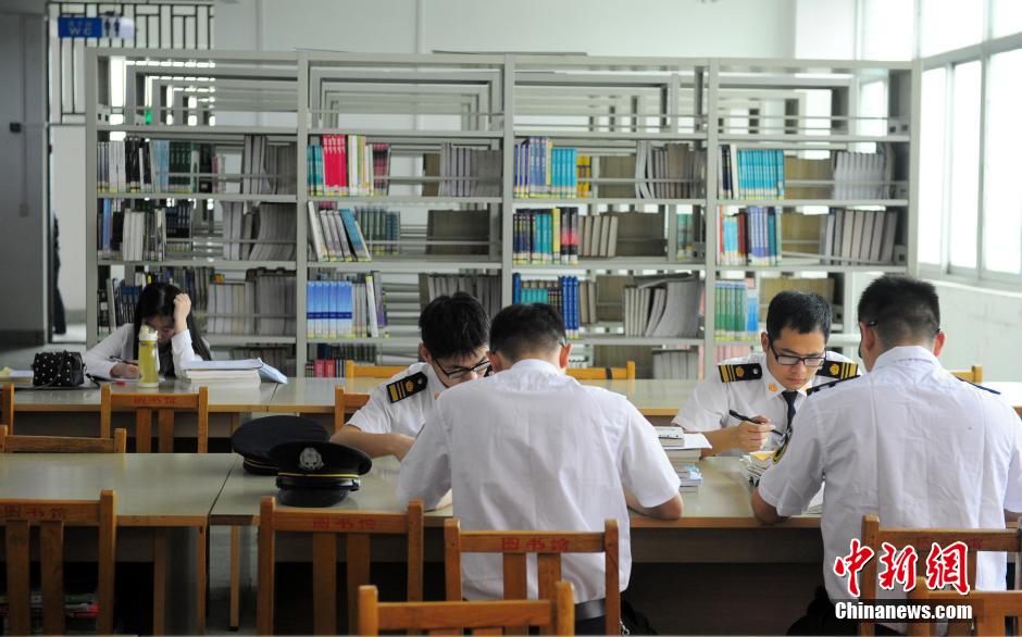 5月8日，武漢輕工大學(xué)保安黃凱在圖書館巡查。中新社發(fā) 張暢 攝