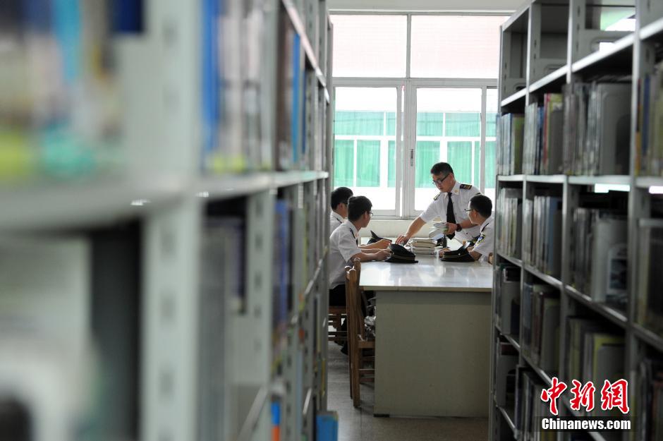 5月8日，武漢輕工大學(xué)保安吳濤、江力、黃凱、萬文杰在圖書館學(xué)習(xí)中。中新社發(fā) 張暢 攝