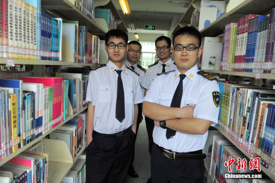 　5月8日，武漢輕工大學(xué)圖書館保安吳濤、江力、黃凱、萬文杰。中新社發(fā) 張暢 攝