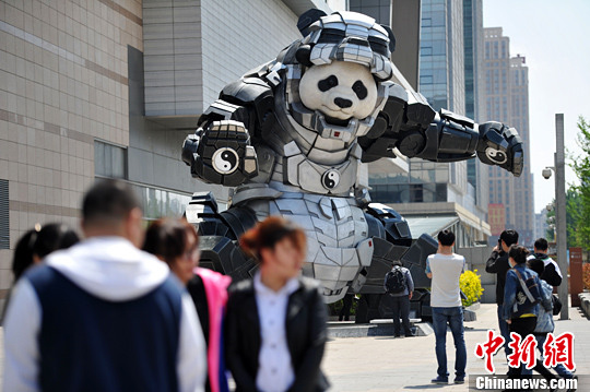 5月9日，遼寧沈陽，一商城門前廣場上驚現(xiàn)7米多高的熊貓鋼鐵俠，吸引不少人駐足拍照。