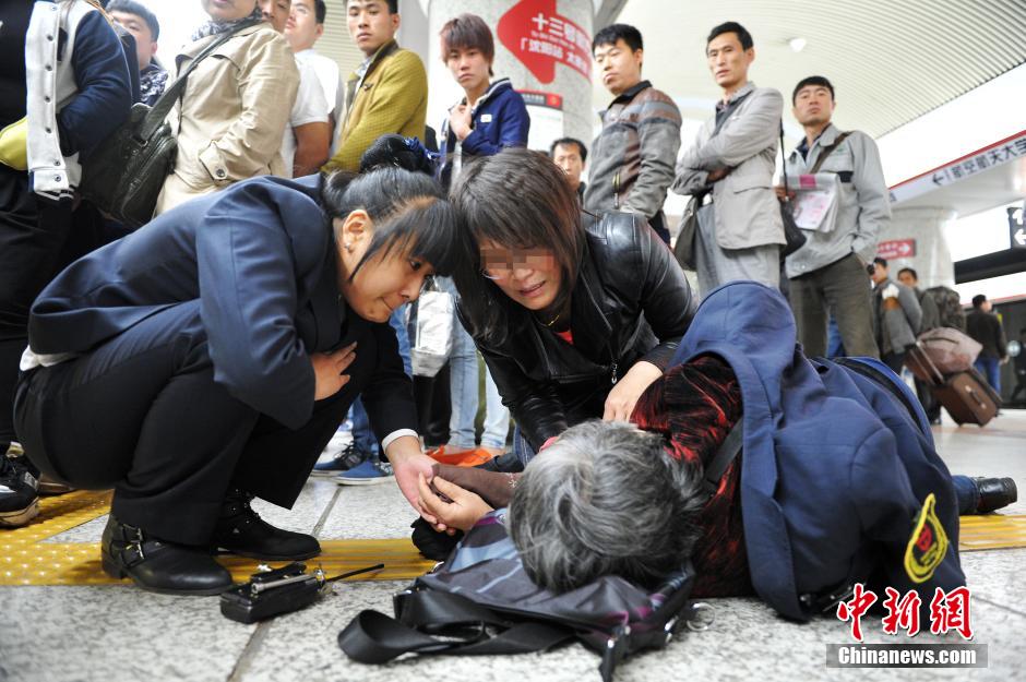 74歲老太地鐵站臺(tái)摔倒稱“有老保，不訛人”