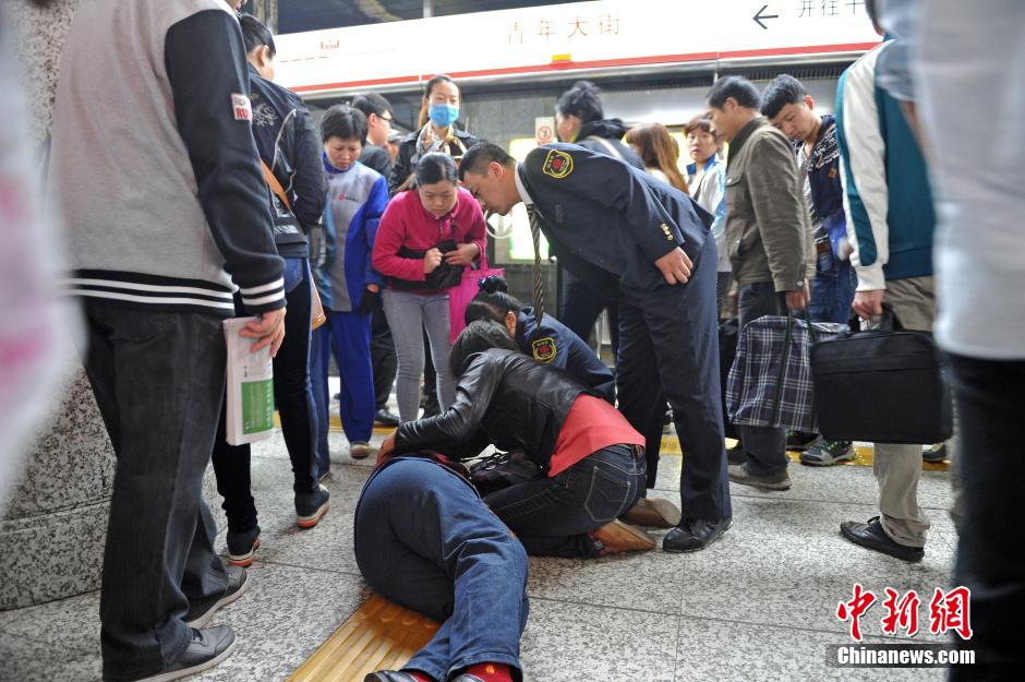 74歲老太地鐵站臺(tái)摔倒稱“有老保，不訛人”
