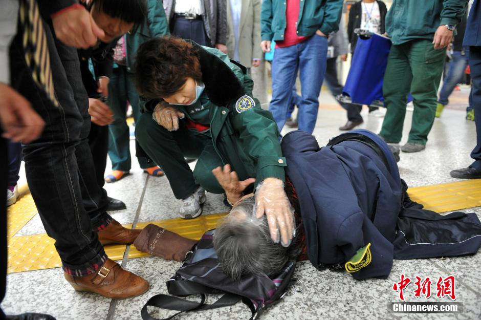 74歲老太地鐵站臺(tái)摔倒稱“有老保，不訛人”
