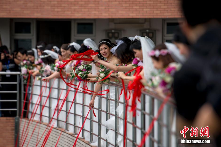 　廣東一大學(xué)為校友舉行集體婚禮 50對(duì)夫妻重返母校