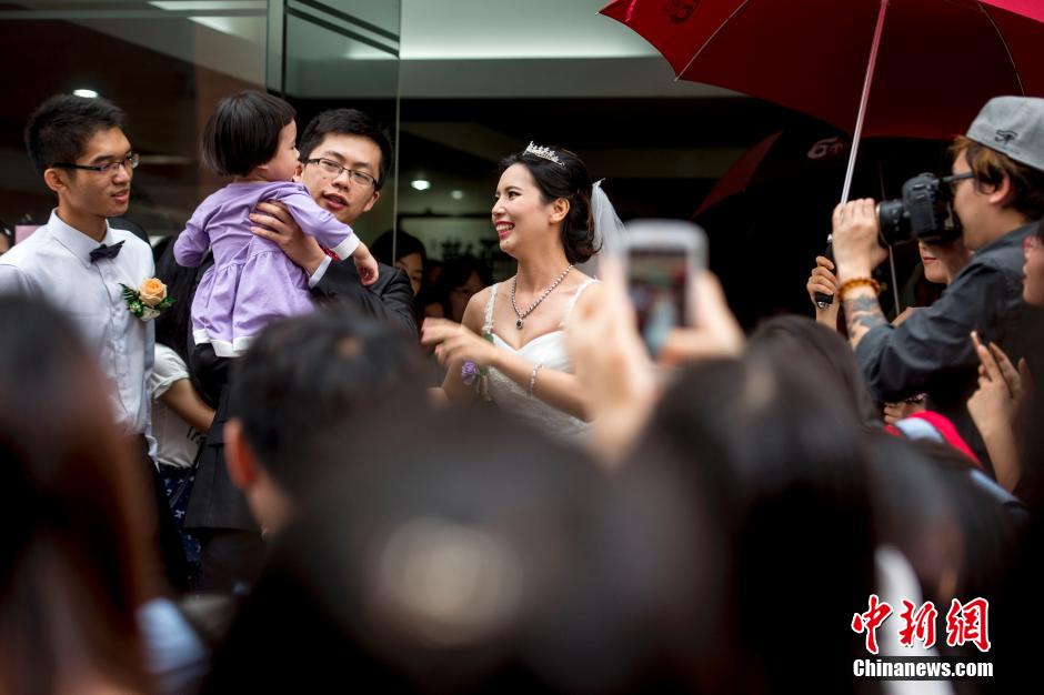 　廣東一大學(xué)為校友舉行集體婚禮 50對(duì)夫妻重返母校