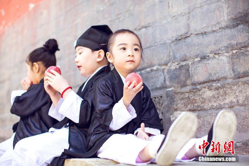 三萌娃扮“道士”玩游戲喚醒網(wǎng)友兒時(shí)記憶