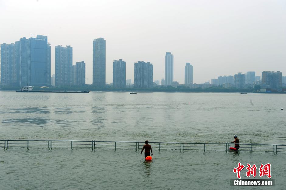 江武漢關(guān)水位超過(guò)25米“設(shè)防線(xiàn)” 民眾江邊戲水