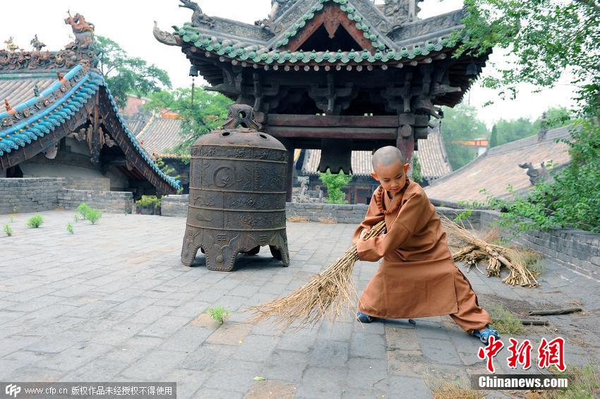 4歲小朋友寺院過(guò)暑假 被贊最萌“小和尚”
