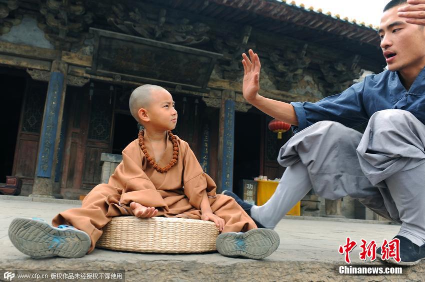 4歲小朋友寺院過(guò)暑假 被贊最萌“小和尚”