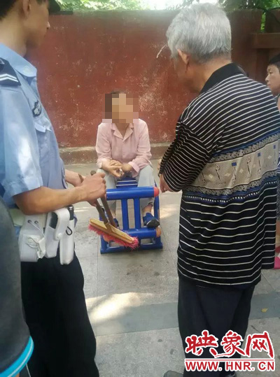 老太當時坐在健身器材上做仰臥起坐，說環(huán)衛(wèi)工人影響她鍛煉身體了，便開始謾罵環(huán)衛(wèi)工人。