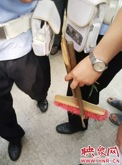 老太從環(huán)衛(wèi)工手中奪過掃帚，用腳踩斷，用力向環(huán)衛(wèi)工人的手上和腿上敲去。
