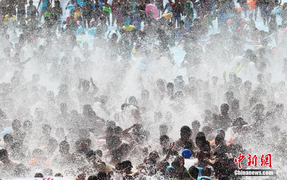 8月1日，民眾扎堆在南京湯山歡樂(lè)水魔方水上樂(lè)園戲水，享受“冰火兩重天”的涼爽和激情。連日來(lái)，中國(guó)大部分地區(qū)迎來(lái)高溫天氣。