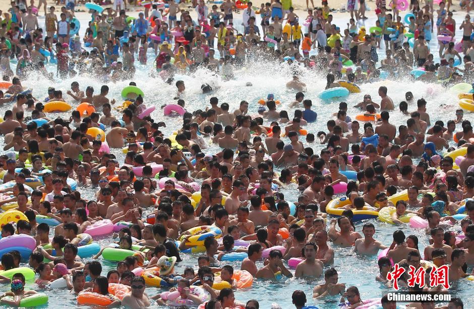8月1日，民眾扎堆在南京湯山歡樂(lè)水魔方水上樂(lè)園戲水，享受“冰火兩重天”的涼爽和激情。連日來(lái)，中國(guó)大部分地區(qū)迎來(lái)高溫天氣。