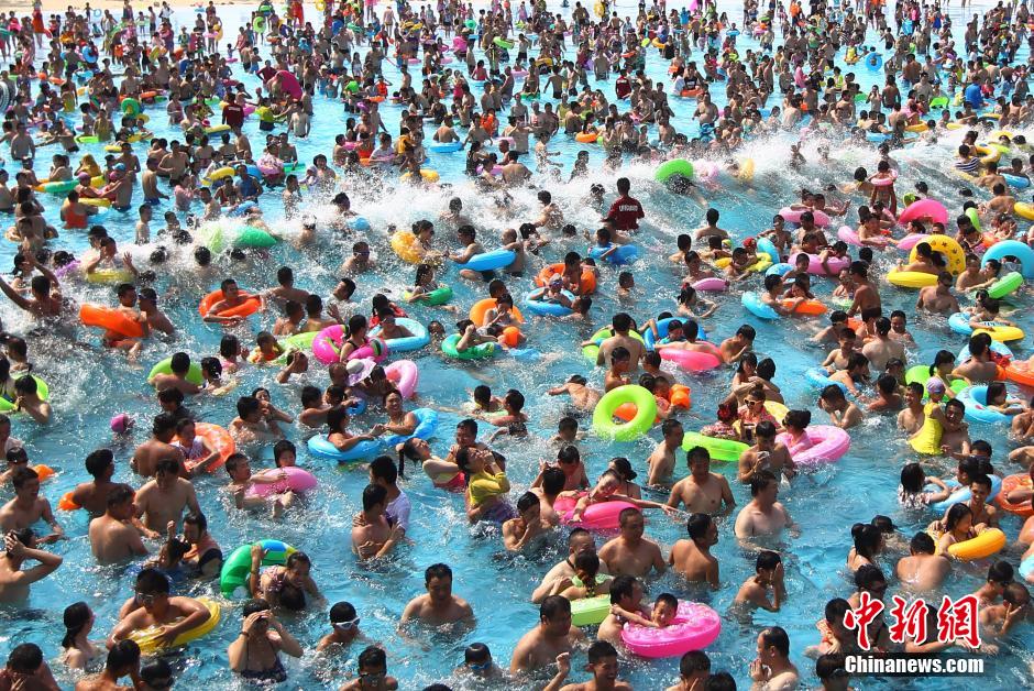 8月1日，民眾扎堆在南京湯山歡樂(lè)水魔方水上樂(lè)園戲水，享受“冰火兩重天”的涼爽和激情。連日來(lái)，中國(guó)大部分地區(qū)迎來(lái)高溫天氣。