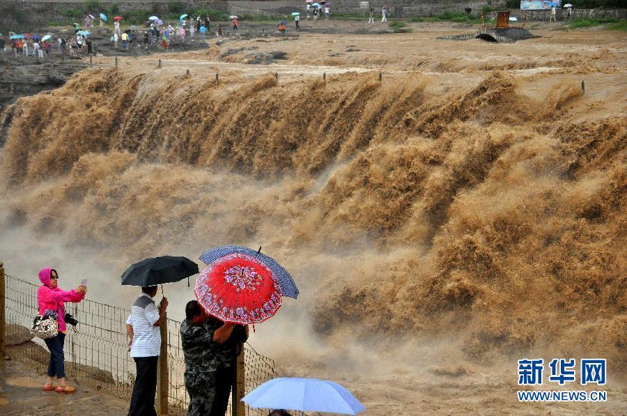 8月2日，游客在山西吉縣黃河壺口瀑布景區(qū)游覽觀瀑。