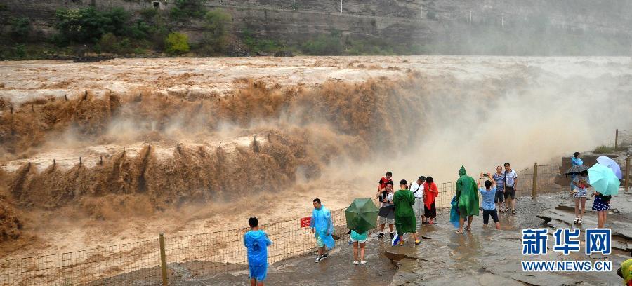 8月2日，游客在山西吉縣黃河壺口瀑布景區(qū)游覽觀瀑。