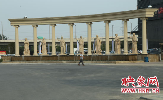 在這個(gè)“凱旋門(mén)”前是一處噴泉景觀。