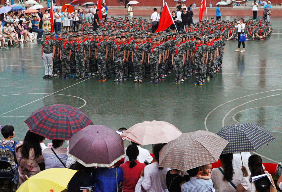 鄭州市，鄭州市第八中學(xué)會(huì)操表演當(dāng)天突降大雨，但是同學(xué)們?cè)谟曛袌?jiān)持完成了會(huì)操表演。