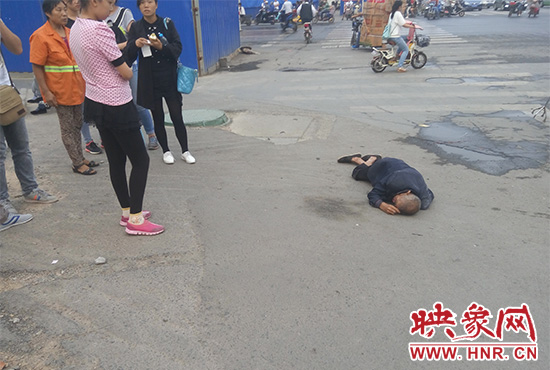 老人倒地后無人敢扶，過路市民拍照作證。
