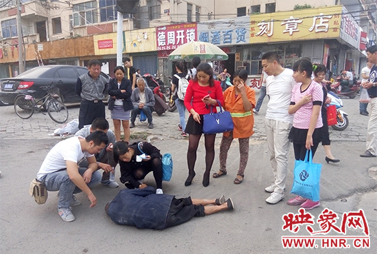 據(jù)附近環(huán)衛(wèi)工人介紹，老人是自己過路口時(shí)不小心摔倒的。