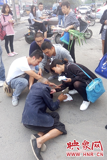 一些愛心市民在撥打了110和120后，上前給老人擦臉上的血跡。
