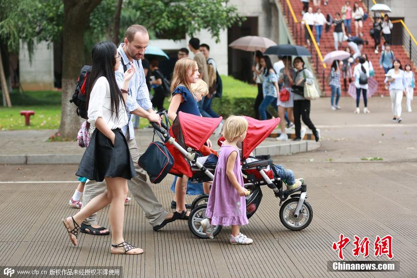波蘭夫妻癡迷中國文化 帶著六個女兒來留學