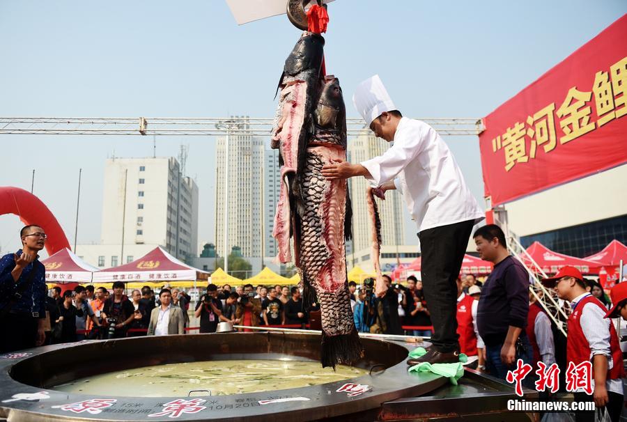 河南鄭州，一個(gè)直徑3.15米，深0.7米，可容納3噸高湯的“中原第一鍋”現(xiàn)場(chǎng)烹煮火鍋盛宴。