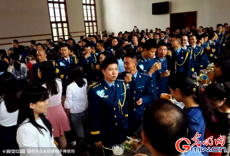湖北武漢，“嫁人就嫁解放軍”，每年一屆的武漢軍旅姻緣會(huì)17日在駐漢空軍某指揮所文化活動(dòng)中心舉行