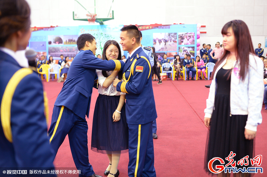 湖北武漢，“嫁人就嫁解放軍”，每年一屆的武漢軍旅姻緣會(huì)17日在駐漢空軍某指揮所文化活動(dòng)中心舉行