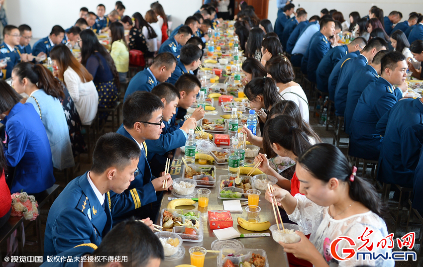 湖北武漢，“嫁人就嫁解放軍”，每年一屆的武漢軍旅姻緣會(huì)17日在駐漢空軍某指揮所文化活動(dòng)中心舉行
